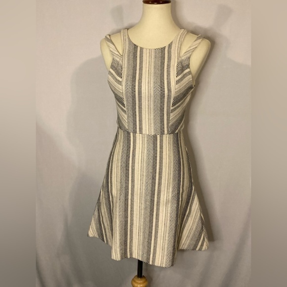 BCBGeneration Black Cream Chevron‎ Stripe Cold Shoulder Fit Flare Dress Size 2